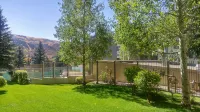 Remodeled Condo w/ FREE WiFi, Parking, Heated Pool, Hot Tubs, Skier Shuttles