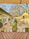 Rock House Retreat w/Hot Tub and Fireplace. Pet Friendly! - อ่างจากุชชี่