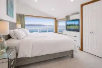 Beachfront, Water & Mountain Views, Epic Deck on Whidbey Island!