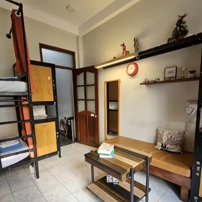 Long Hostel Hotel dekat Stadion Phu Tho