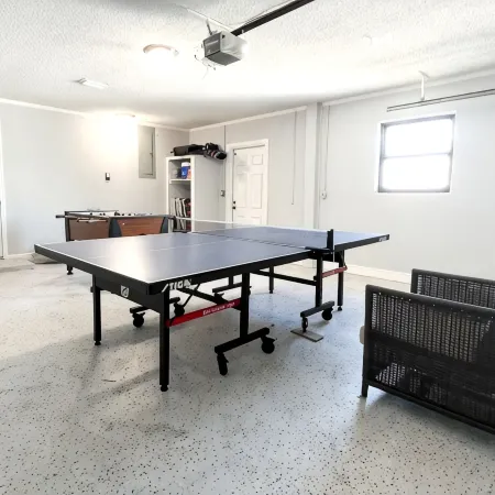 Heated Pool + Ping-Pong + Foosball + 12 min to Beach