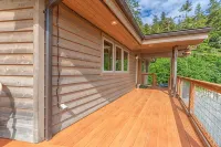 Auke Bay Chalet~ Ocean views, Hot tub, Sauna, outdoor entertainment, & fire pit!
