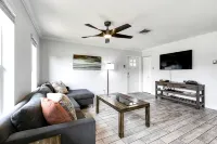 Pool Home W Beautiful Tiki Hut - 3 Bed 3 Bath. 1 Mile from Beach! - 4 tähden