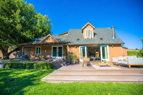 Vineyard Views, Ideal westside location near Wineries & downtown Chic 2bed/2bth - Farmhouses