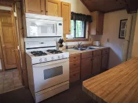 Cozy 2 bedroom cottage with full kitchen minutes from Pictured Rocks Cruises! Hotels in Munising