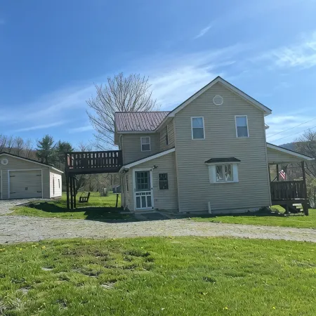 Cozy House, Sleeps 14 and 12 miles to the visitor center in Benezette, PA