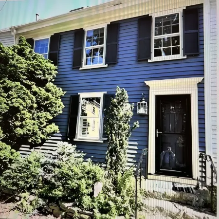 OLD TOWN CHARM.  Sleeps 4- 2 bedrooms - 2.5 baths