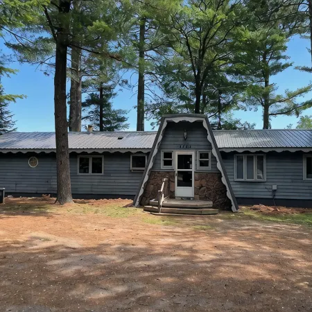 Cozy 3 b/r home w/ quick access to snowmobile trails in the beautiful Northwoods
