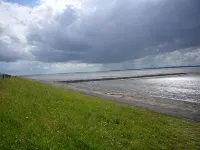 Lovingly renovated apartment with large balcony right on the dyke