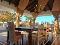 5 Acre Elegant Villa, Pool, Ebikes, Game Room, and Walk to JT National Park - Homestays