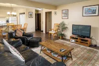 Private, Quiet 2 Bedroom Condo w/ Pool & Hot Tub