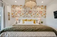 Gorgeous Home with Hot Tub 5Min from the River - balcony
