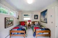 CHARMING FAMILY CHALET w/ Great Location, Outdoor Hot tub on Edson Hill