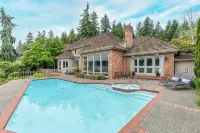 Stunning Waterfront Mansion w Pool n Hottub - Lyx