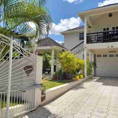 Affordable Luxury Two Bedroom Two Bathroom Apartment With Private Pool Hotel Exterior