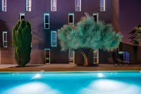 PoMo Hôtel & Restaurant - Pools