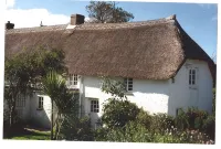 A beautiful 250 year old thatched cottage close to Frenchman's Creek. 2 bedrooms - Country Houses