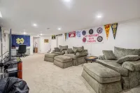 Less than 1 block to Notre Dame!  Sleeps 14 - 4-Star