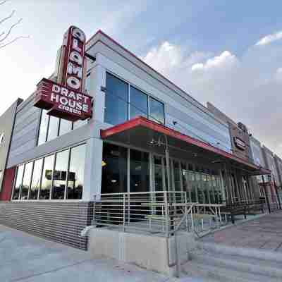 Cozy 1-bedroom apartment in fantastic Denver with WiFi, AC, Laundry and more! Hotel Exterior