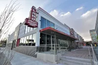Cozy 1-bedroom apartment in fantastic Denver with WiFi, AC, Laundry and more! - 방갈로