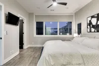 Steps from Downtown Omaha! Rooftop firepit & luxury accommodations - Balkoner