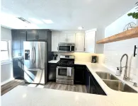 Stylish, modern, REMODELED : Central Location - บังกะโล