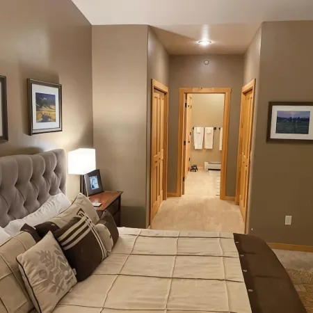 Very cozy townhome downtown Big Sky