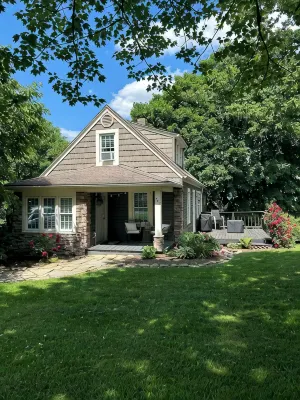 Cottage in Sugarcreek with Hot Tub - Homestays