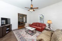 Charming 3-bedroom house with AC and WiFi in fabulous Luling - 4-Star