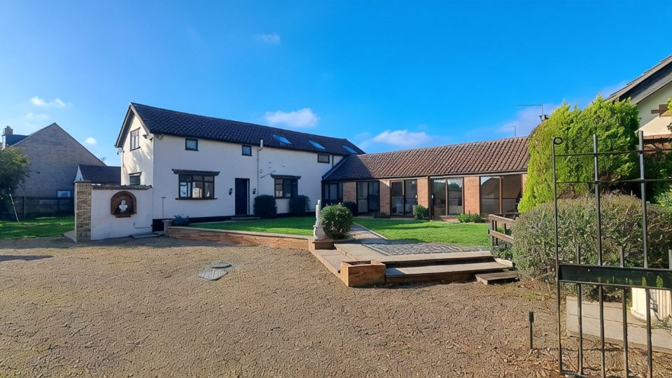 Massive 4 bed with countryside views in Peterborough