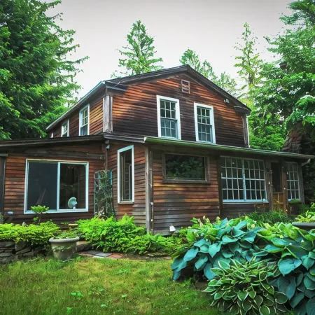 Sunnybrook House - 5 bedroom antique home in landscaped wooded grounds.