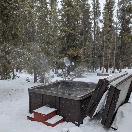 Spacious cabin with hot tub in a nicely treed area, close to many attractions