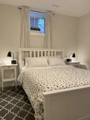 Designer-renovated 1 bedroom in Roncesvalles Village - บังกะโล