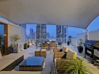 Broadbeach Savannah Resort Hotels near Broadbeach Waters