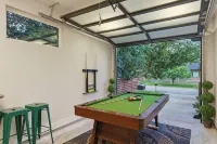 LUXE Spacious Downtown Retreat; SwimSpa; BBQ&FreeParking; Steps2 Moody&UT&6th St - プライペートプール
