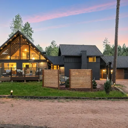 Spacious and Modern Pet-Friendly Chalet in the Pines—perfect for large groups!