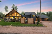 Spacious and Modern Pet-Friendly Chalet in the Pines—perfect for large groups!