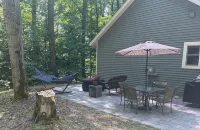 Cozy cabin in our private woods, close to a bike trail, winery, and lakes - シャレー