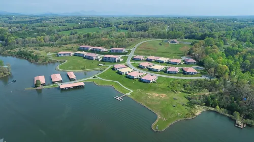 "Hook, Wine, and Sinker" Large 5-bed lakefront villa-pool, hot tub, and courts - Villas