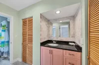 1st floor apt B. 1 mile from waterfront and downtown. Just 2 miles from beach! - Condos