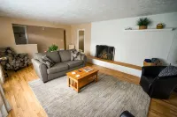 Newly remodeled cozy home with large yard. Close to U of O, Autzen, and Oakway. - 4-Star