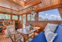 Spacious 46' Yacht: Luxury, kayaks, walk to town - Wifi