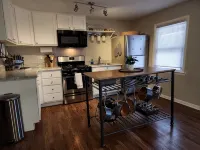 Cozy 2 bd/1ba upper apt -Free WIFI, parking -1mi to Geneva 3rd & Chicago Metra - Apartments