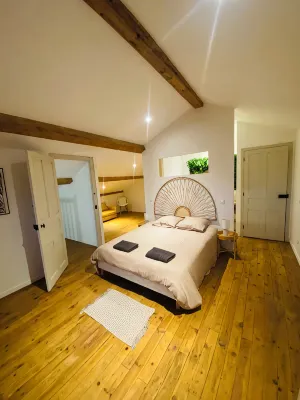 Magnificent 9-person house close to town center.