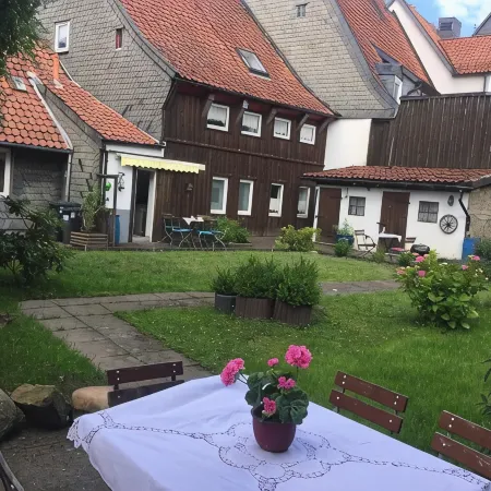 5 bedrooms, quiet town location, garden, 2 parking spaces, 200m to market square