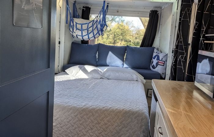 Cozy cabin with queen memory foam bed in peaceful spot outside town