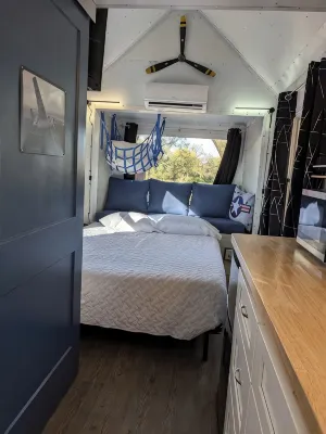 Cozy cabin with queen memory foam bed in peaceful spot outside town - Wifi