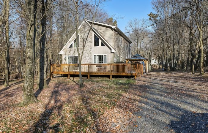 Cozy Poconos Chalet - w/Hot Tub, Sauna, & Lake Access!