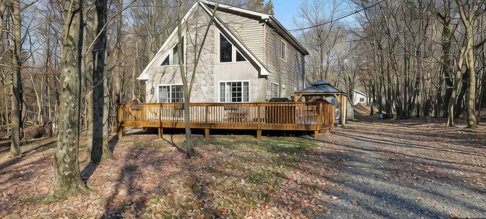 Cozy Poconos Chalet - w/Hot Tub, Sauna, & Lake Access! Hotels in Carbon County