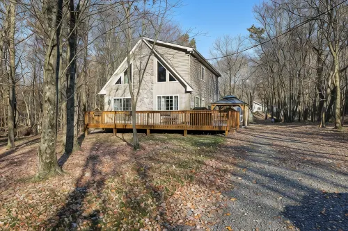 Cozy Poconos Chalet - w/Hot Tub, Sauna, & Lake Access! - Alphydda